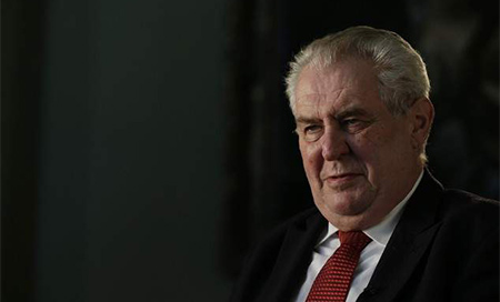 Zeman gana la primera vuelta de las presidenciales checas